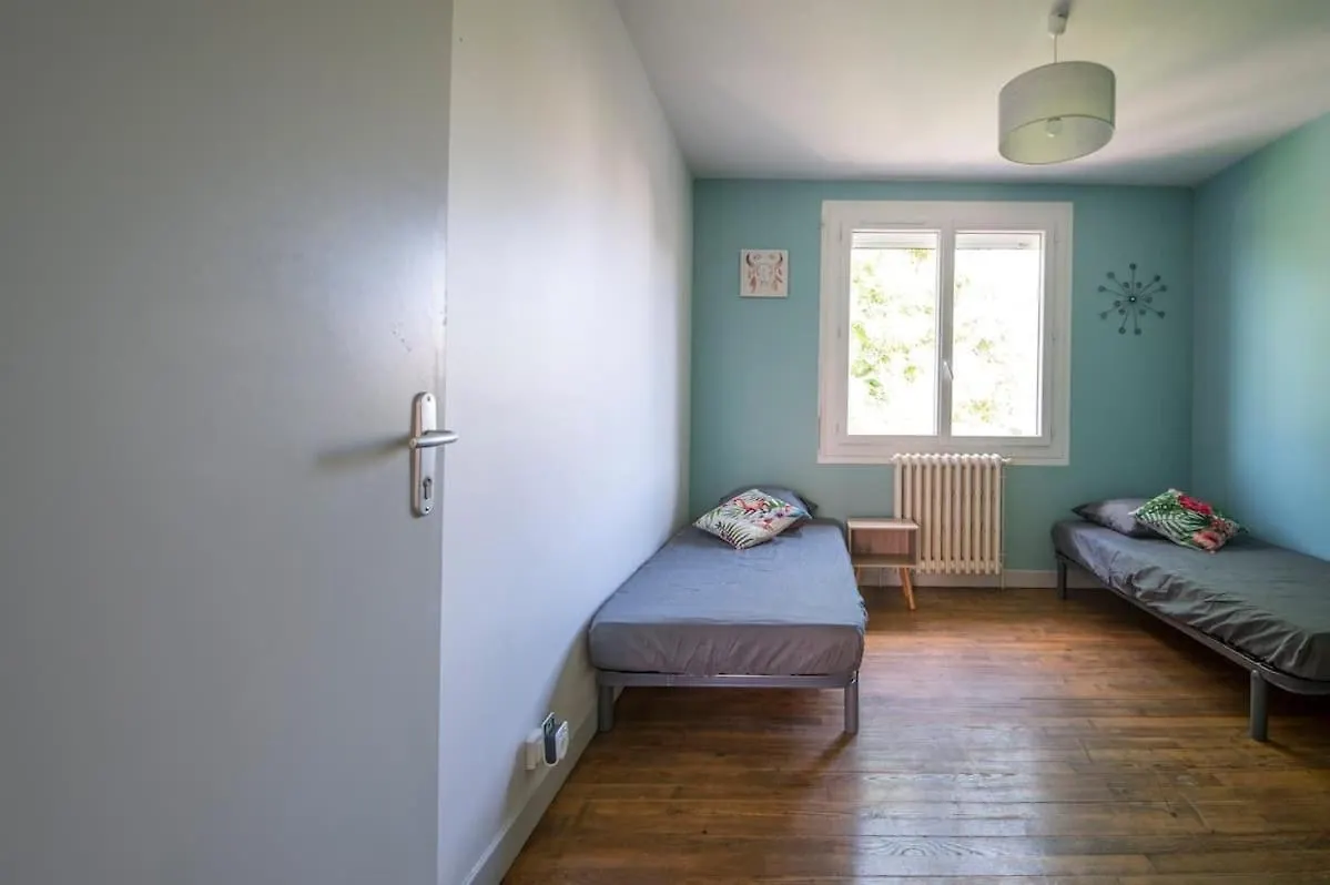 La Cahute, Gite Avec Jardin Pour 15 Personnes 몽토방 0*,  프랑스